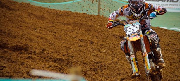 开云体育下载-赛道上的变奏曲，雷诺车队轻取阿斯顿马丁，维斯塔潘高光表现定乾坤