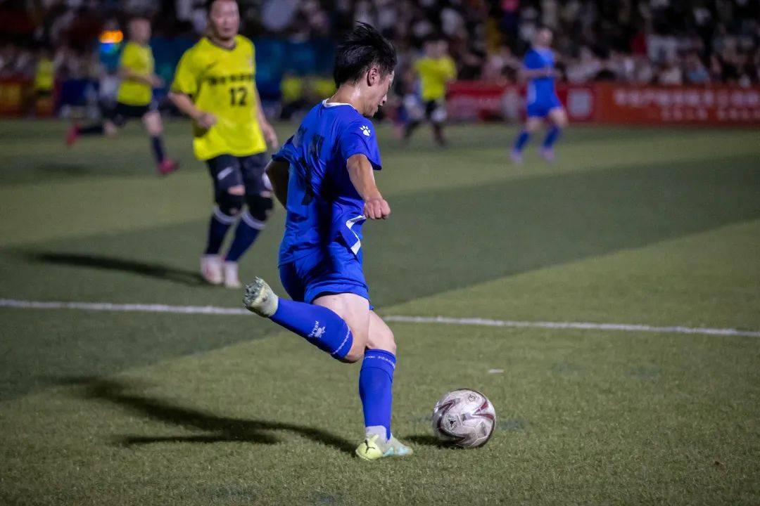 关于精彩足球对决，球员拼搏奉献精神表现的信息