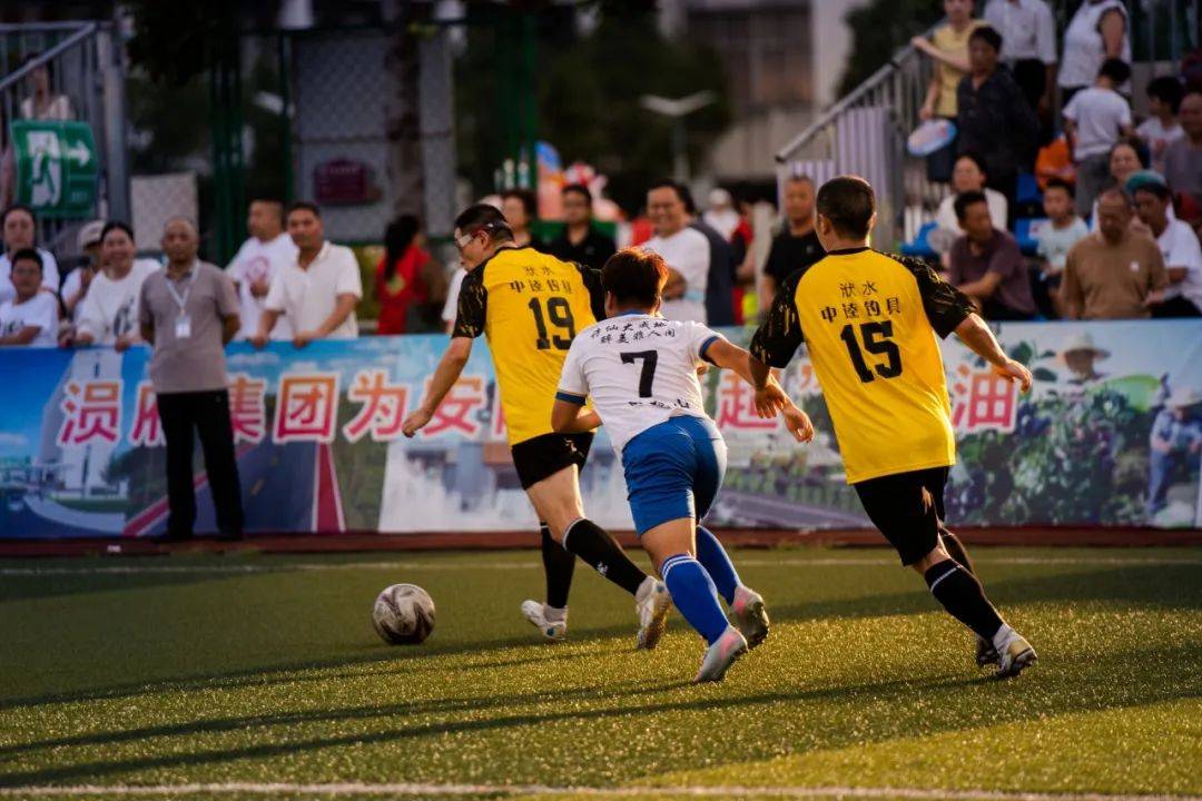 关于精彩足球对决，球员拼搏奉献精神表现的信息