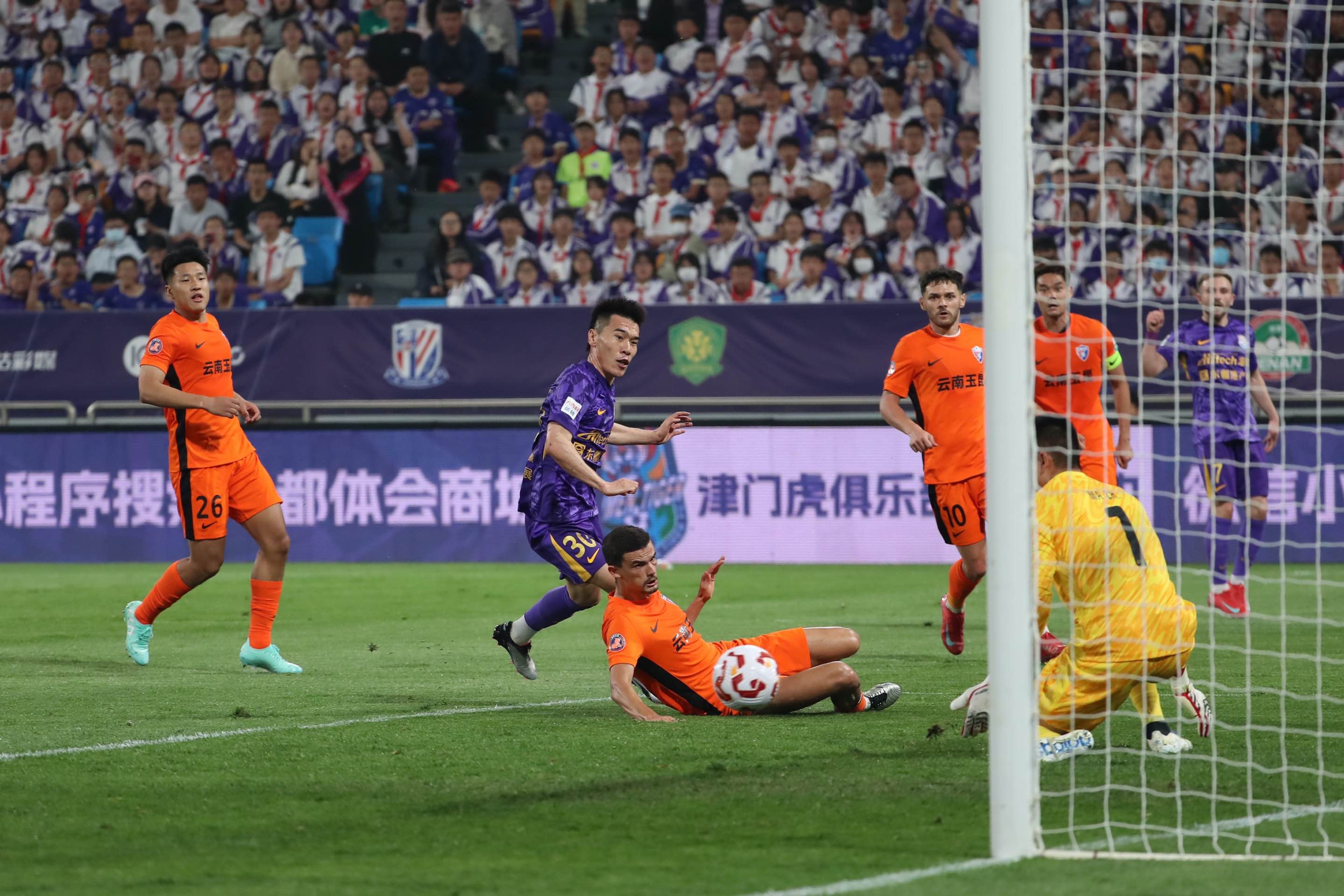 关于热闹纷呈的足球赛事,观众热情持续高涨的信息 关于热闹纷呈的足球赛事,观众热情持续高涨的信息