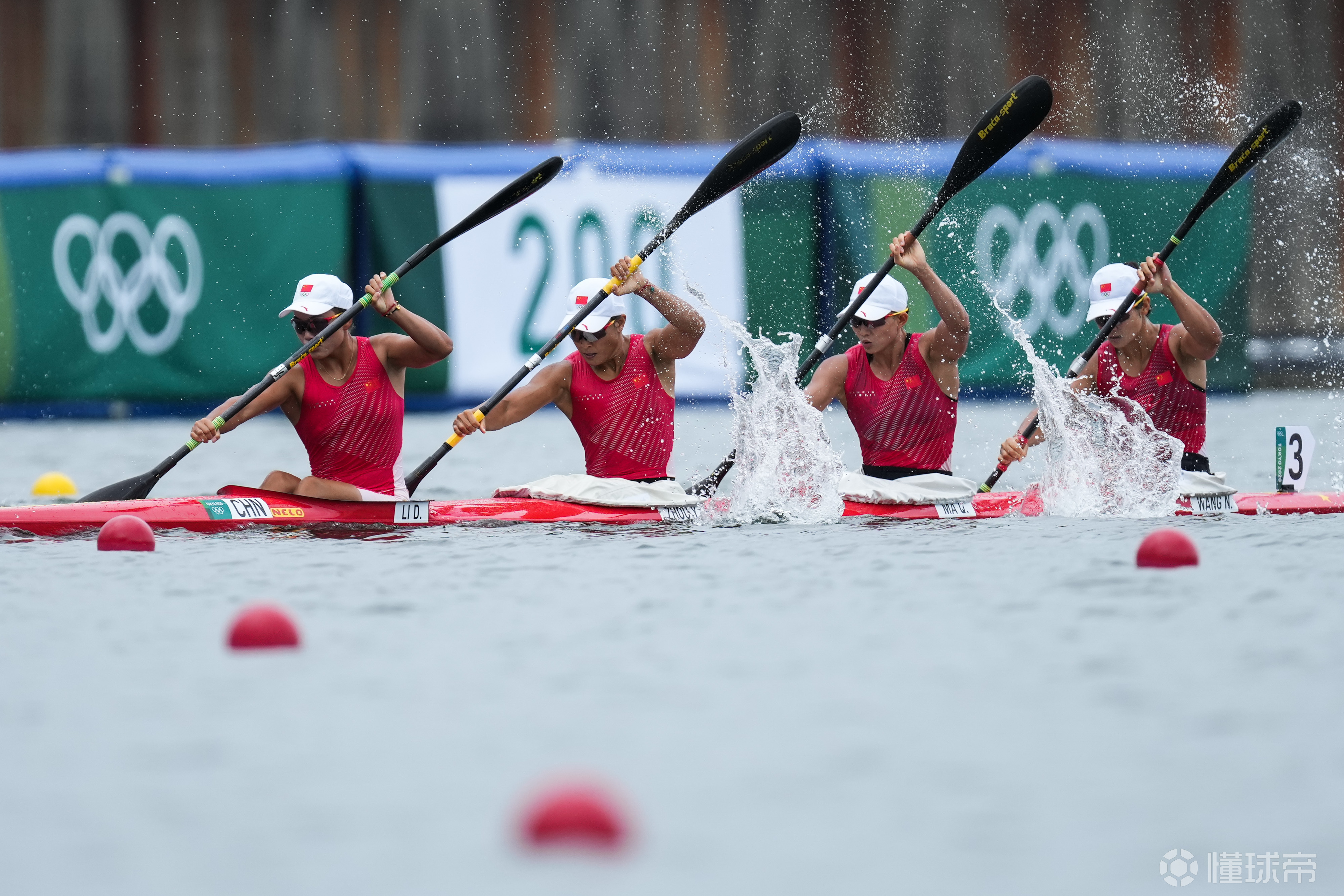 包含匈牙利队在激烈比拼中晋级，迈向胜利的词条