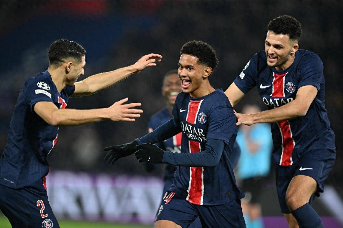 包含巴黎圣日耳曼完胜对手，领先优势扩大的词条