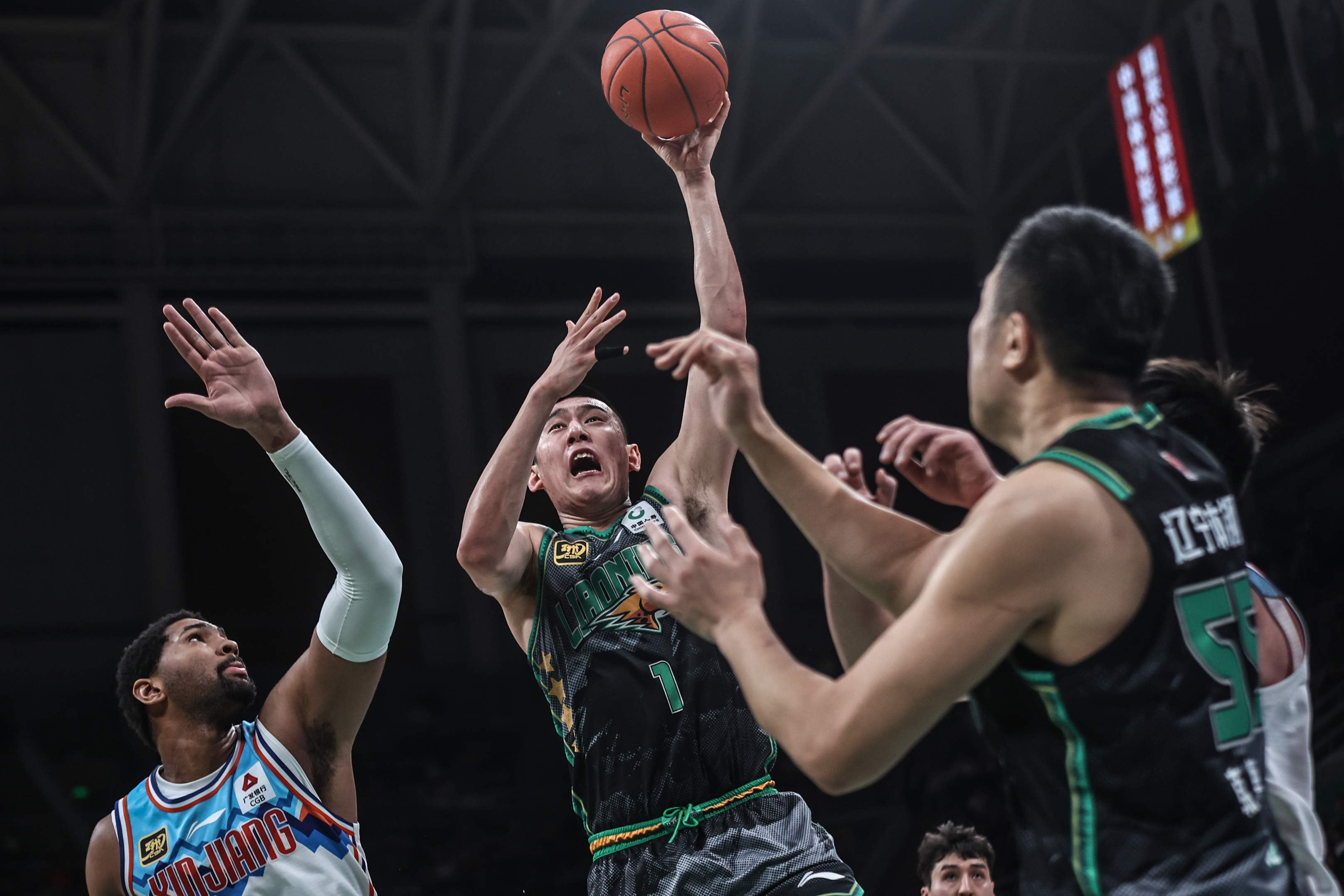 首钢队经历激烈比赛,最终战胜河北队 首钢队经历激烈比赛,最终战胜河北队