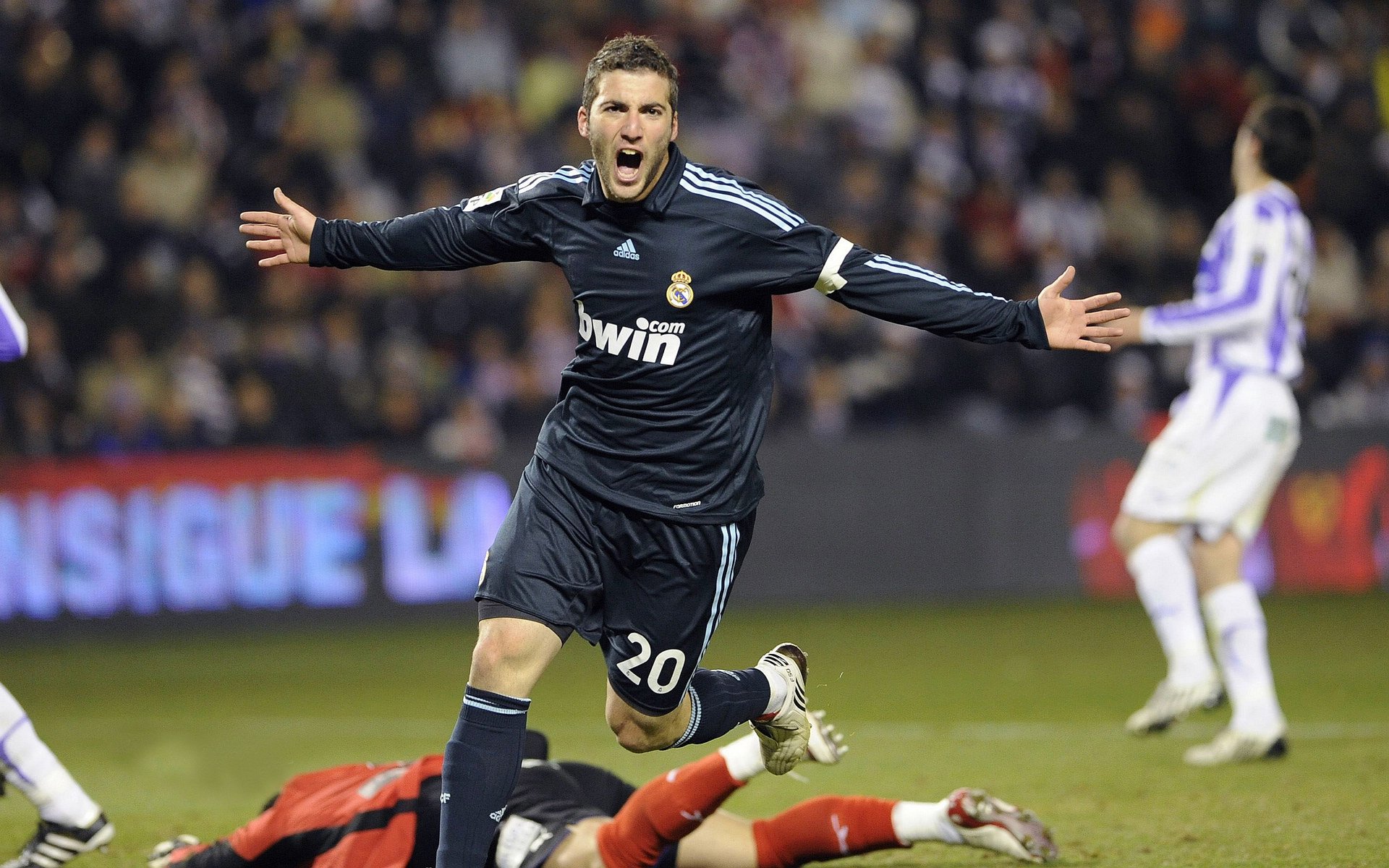 罗德里一锤定音惊艳四座，西班牙险胜巴萨式传控的自我革新