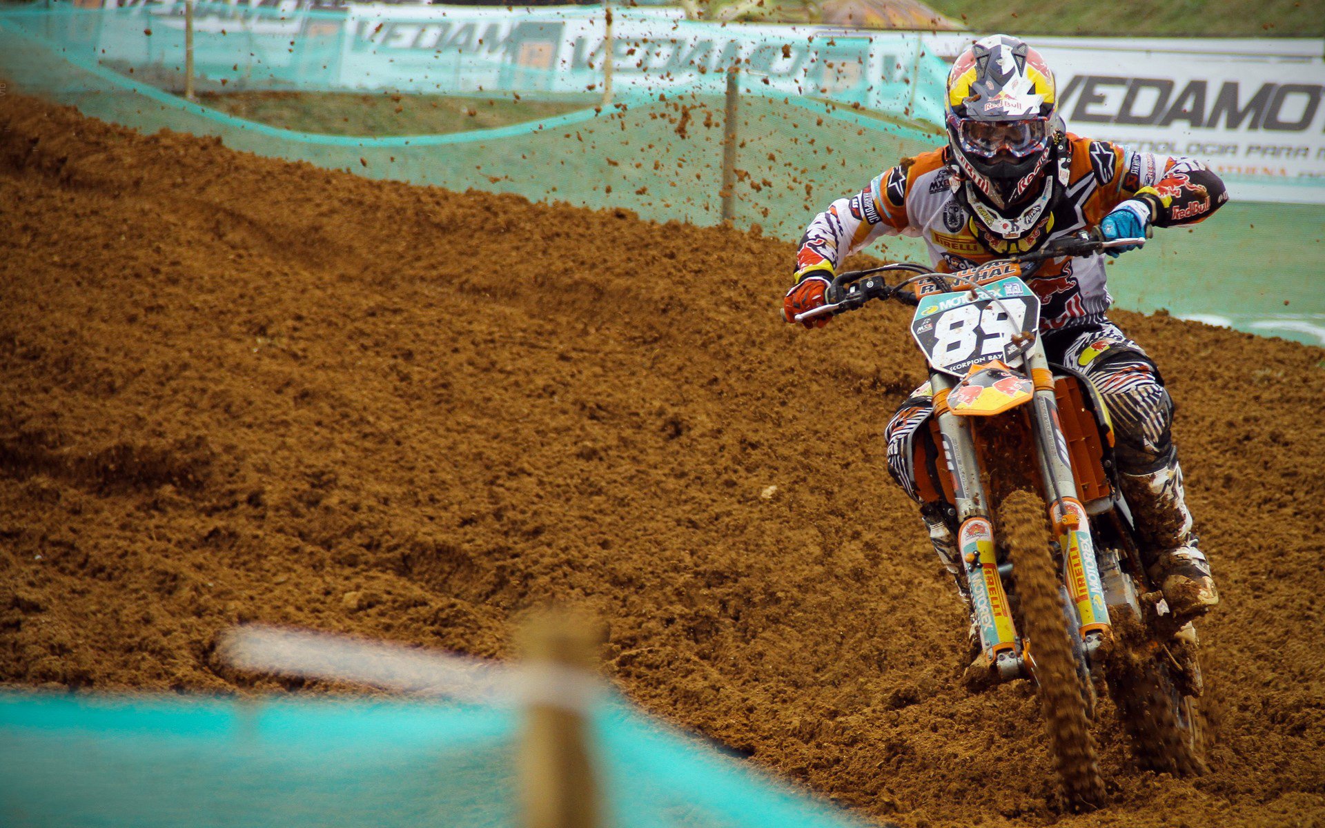 赛道上的变奏曲，雷诺车队轻取阿斯顿马丁，维斯塔潘高光表现定乾坤